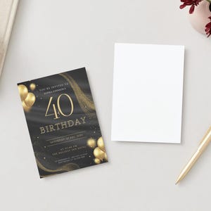 Puede incluir: Una invitaci&oacute;n de cumplea&ntilde;os n&uacute;mero 40 en negro y dorado con globos dorados y texto. La invitaci&oacute;n incluye el texto "You're invited to Sophia Johnson's 40 Birthday". Tambi&eacute;n hay una tarjeta blanca en blanco y un bol&iacute;grafo dorado.