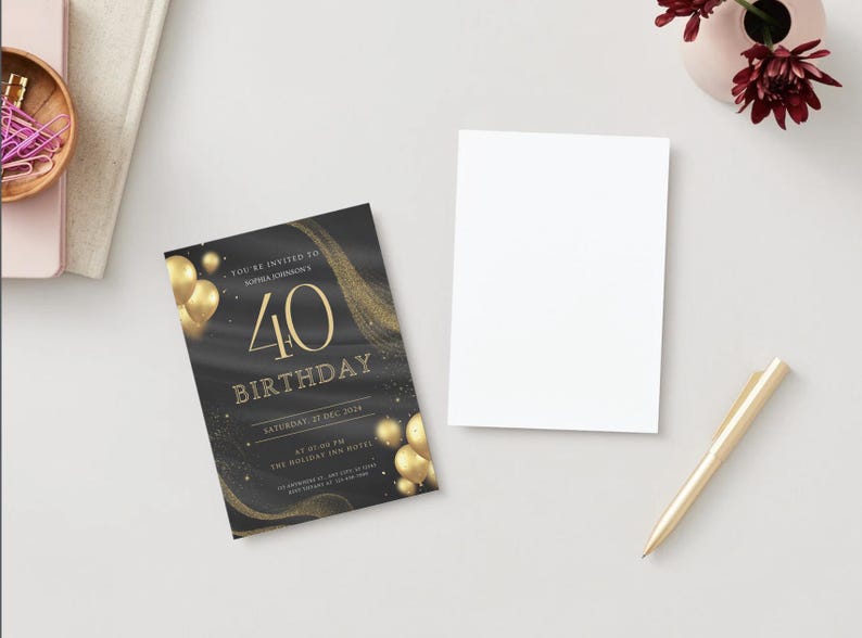Puede incluir: Una invitaci&oacute;n de cumplea&ntilde;os n&uacute;mero 40 en negro y dorado con globos dorados y texto. La invitaci&oacute;n incluye el texto "You're invited to Sophia Johnson's 40 Birthday". Tambi&eacute;n hay una tarjeta blanca en blanco y un bol&iacute;grafo dorado.