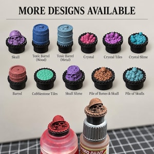 Può includere: Una collezione di tappi per bottiglie in miniatura con vari design tra cui teschi, barili, cristalli e piastrelle. Il testo MORE DESIGNS AVAILABLE è in alto, con etichette per ogni articolo come Skull, Toxic Barrel e Crystal Slime sotto.
