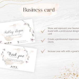 Op de afbeelding: Twee witte visitekaartjes met een aquarelontwerp met roze bloemen en groene bladeren. De bovenste kaart heeft de tekst "Ashley Logan" en "Professioneel logo ontwerp". De onderste kaart heeft de tekst "Bedankt" en "Voor uw bestelling".