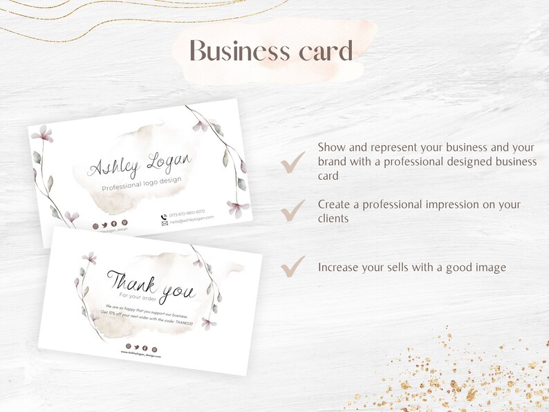 Op de afbeelding: Twee witte visitekaartjes met een aquarelontwerp met roze bloemen en groene bladeren. De bovenste kaart heeft de tekst "Ashley Logan" en "Professioneel logo ontwerp". De onderste kaart heeft de tekst "Bedankt" en "Voor uw bestelling".
