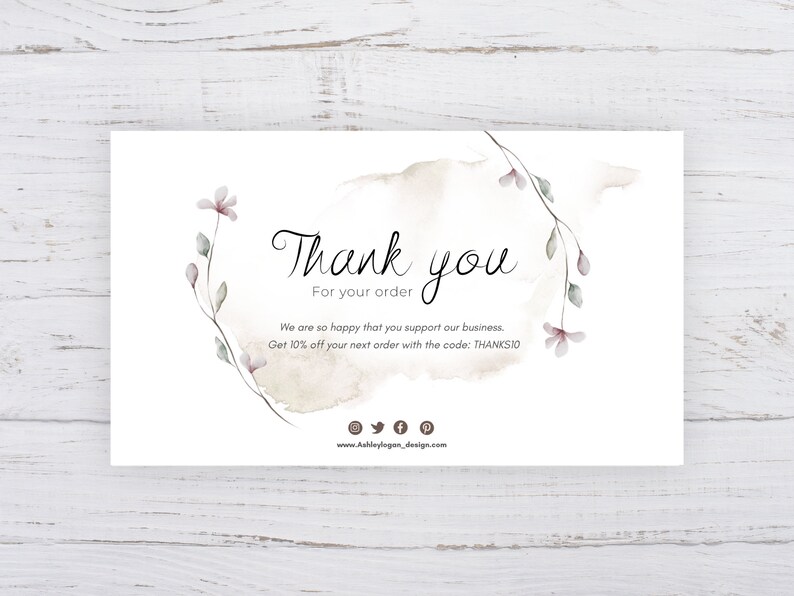 Op de afbeelding: Een witte bedankkaart met een aquarel bloemenontwerp en de tekst "Bedankt" en "Voor uw bestelling". De kaart bevat ook de tekst "We zijn zo blij dat u ons bedrijf steunt. Krijg 10% korting op uw volgende bestelling met de code: THANKSIO" en een websiteadres.