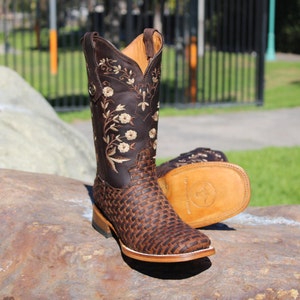 Snip toe hotsell cowboy boots