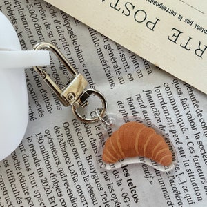 Paris Croissant Schlüsselanhänger: Acryl Anhänger, AirPods Accessoire