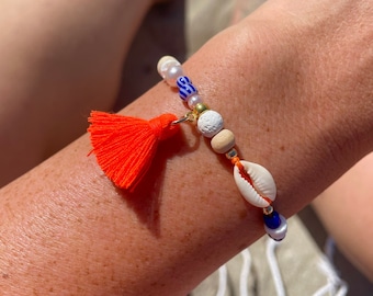 Bracelet "SANTORIN" Bracelet perle, taille ajustable, fermoir macramé, orange fluo, pendentif pompon, accessoire d'été, bracelet coquillage, bleu