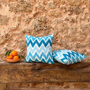 Ikat kussen TURQUOISE BLAUW ZIGZAG Mallorca Mallorcaanse stof blauw turquoise tongpatroon Mediterrane decoratieve kussenhoes
