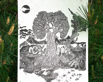 Puede incluir: Una impresión en blanco y negro de un gran árbol con intrincados detalles, rodeado de árboles más pequeños y animales. La impresión tiene un aire fantasioso y mágico.