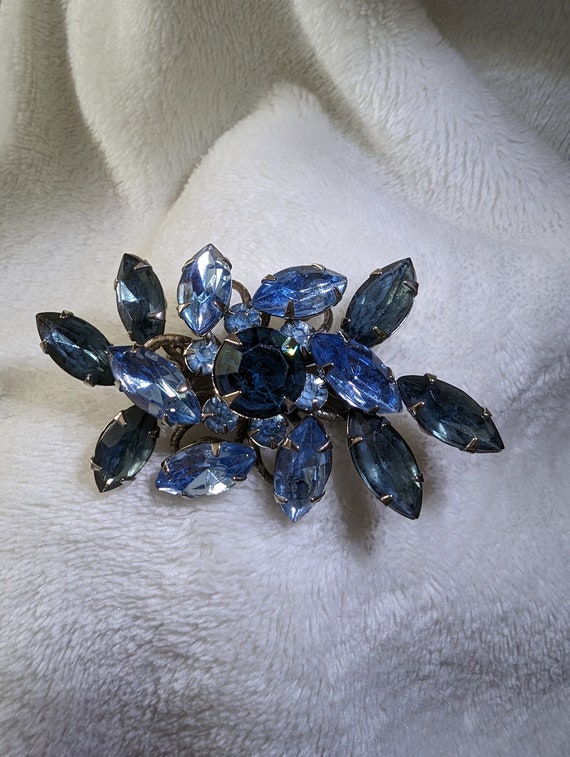 Vintage Judy Lee 1950s/60s Blue Rhinestone brooch - image 1