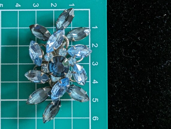 Vintage Judy Lee 1950s/60s Blue Rhinestone brooch - image 9