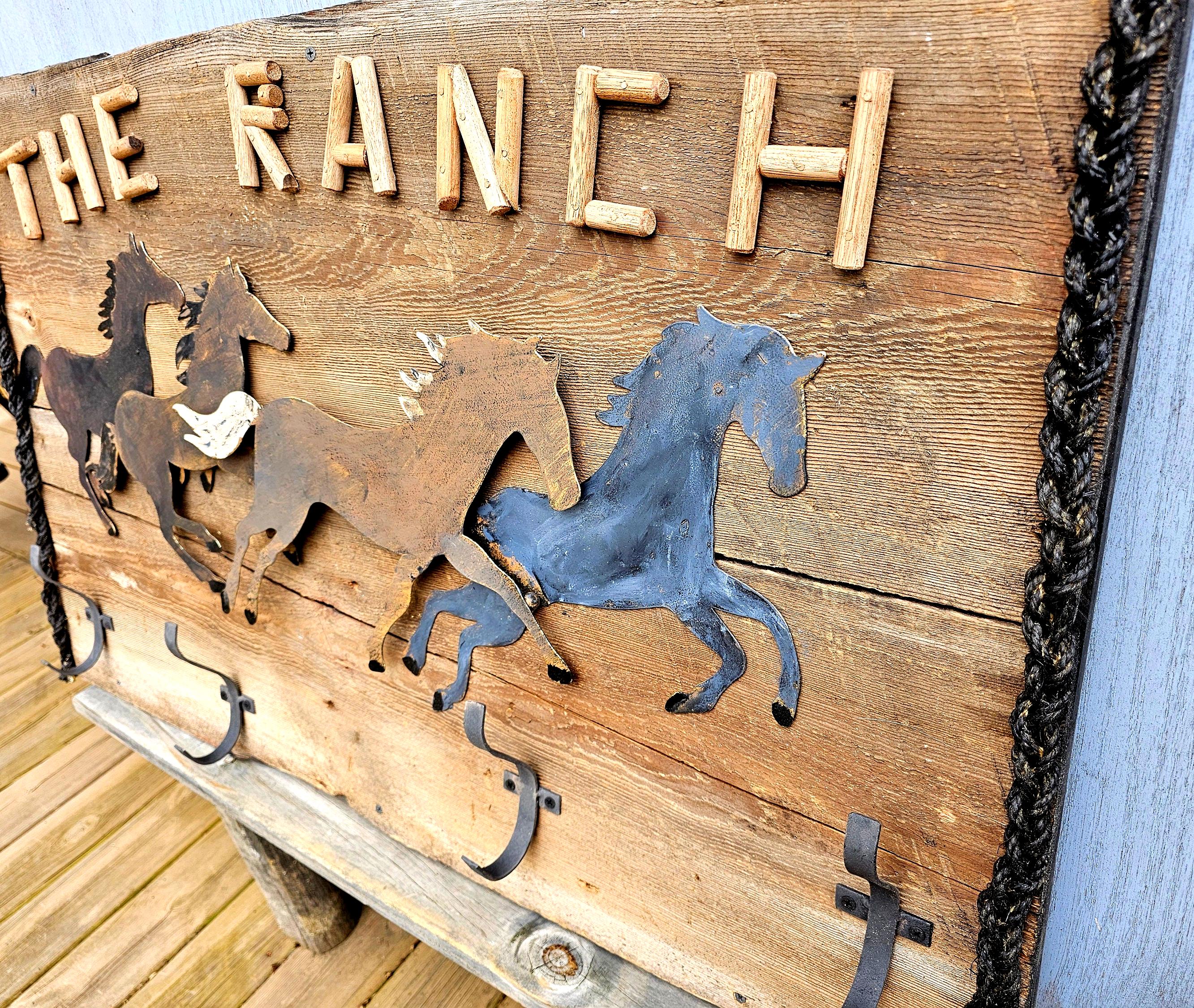 Silhouette de cheval derrière un enclos de clôture en bois pour une