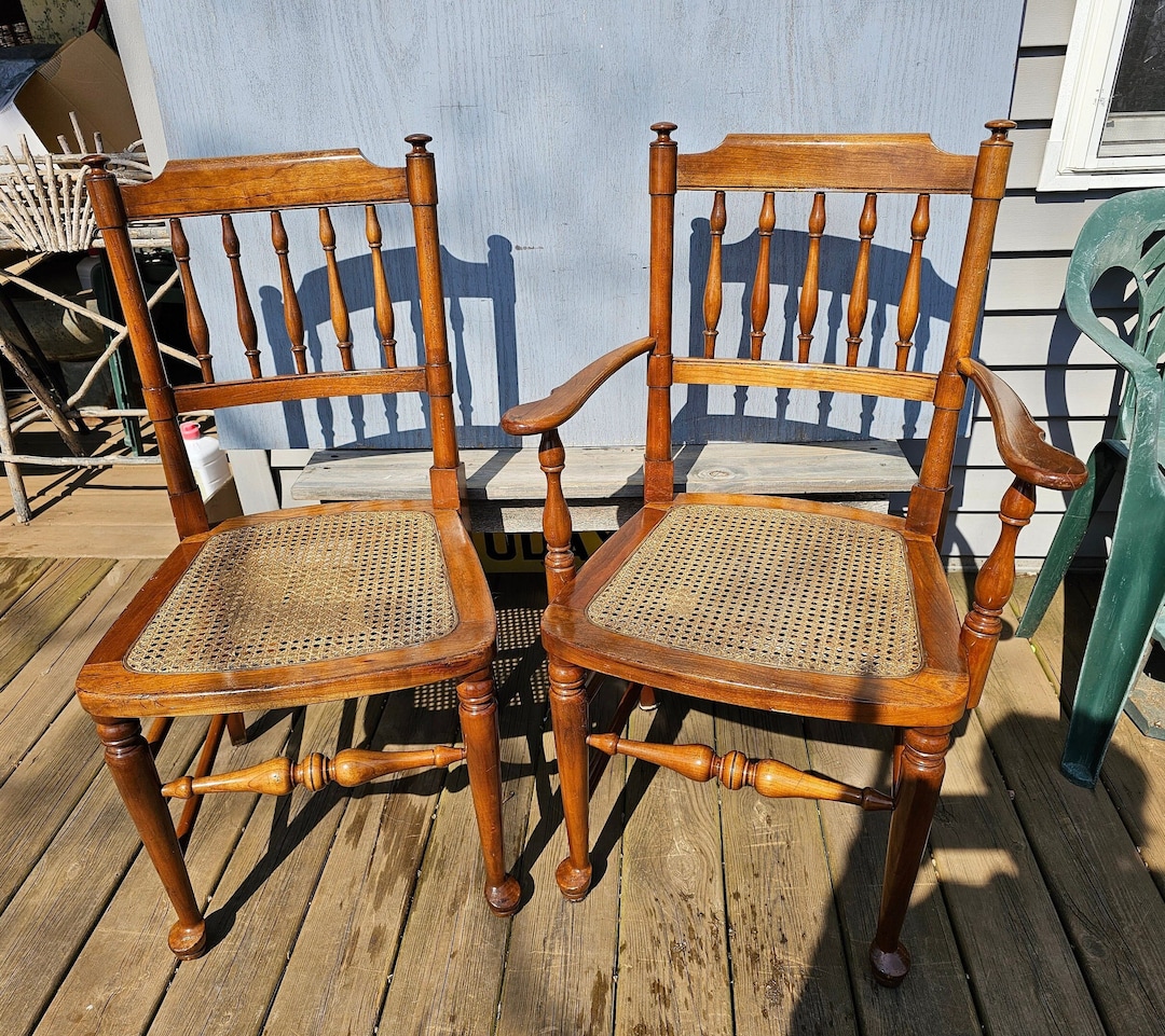 Vintage Queen Anne Style Cane Seat Dining Chair: Colonial Spindle
