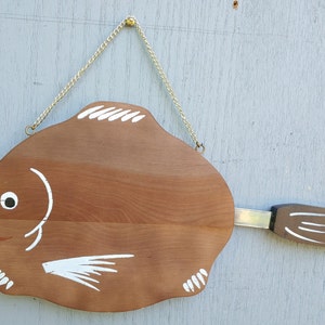 Cutting Board & Knife Vintage Fish Board Kitchen Utensil Wood Painted Rustic Kitsch Kitschy Wall Decor  712