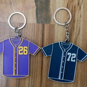 Benutzerdefinierte Baseball Jersey Schlüsselbund Bag Tag 3D gedruckt Geschenk für Baseball-Fans Geschenk für Kinder Baseball Sport-Team Geschenk persönlicher Schlüsselbund Bag Tag