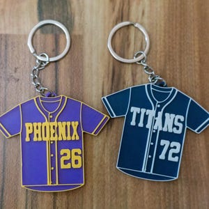 Baseball Team benutzerdefinierte Jersey Schlüsselbund Taschenanhänger Geschenk für Baseball Fans Geschenk für Kinder Baseball Sport Mannschaft Reiseball Geschenk Personalisierter Taschenanhänger