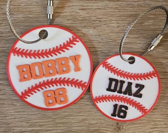 Portachiavi con etichetta per borsa con nome da baseball personalizzato - Ottimo per giocatori di baseball, regali di squadra per tifosi di baseball, bomboniere per feste di squadre sportive per bambini, accessorio per borsa