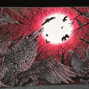Könnte beinhalten: Ein Druck mit Raben vor rotem Himmel und Vollmond. Die Raben sind schwarz und weiß, einer hat rote Augen. Kahle Äste umrahmen die Szene und erzeugen eine düstere Atmosphäre.