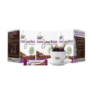 Può includere: Tre scatole rettangolari bianche di caffè Lean Java Bean, una bustina singola e una tazza in ceramica bianca piena di caffè. La confezione presenta testo viola, grafiche di chicchi di caffè e un'icona a forma di tazza.