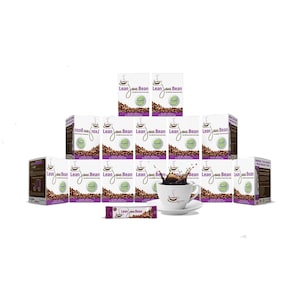 Puede incluir: Una colección de cajas de café Lean Java Bean dispuestas en pirámide, con un sobre de café individual y una taza de cerámica blanca llena de café negro salpicando, con marca en morado y blanco y gráficos de granos de café.