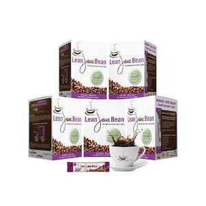 Puede incluir: Cinco cajas rectangulares de café instantáneo de tueste oscuro Lean Java Bean apiladas, con marca en morado y blanco y gráficos de granos de café. Una taza de cerámica blanca con café se sitúa delante junto a un sobre de café individual.