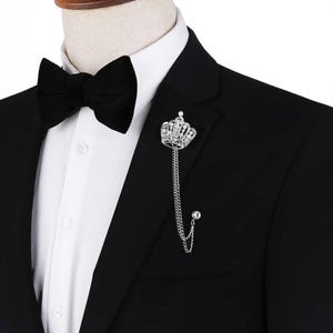 Elegante silberne Kronen Anstecknadel für Herren – Elegante Brosche mit Ketten, Perlen & Kristallen, Luxus-Anzugsaccessoire für Hochzeit, Abschlussball und Abendgarderobe
