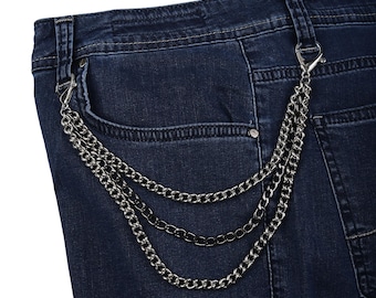 Può includere: Un paio di jeans in denim blu scuro con una catena argentata attaccata alla cintura posteriore.