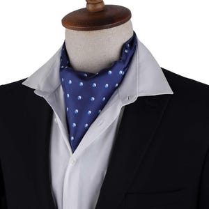 Cravatta Ascot in seta a pois blu navy - Elegante sciarpa da matrimonio italiana per uomo - Elegante cravatta formale e regalo per gentiluomo - Regalo di lusso per uomo