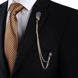 Gouden pauwenreversspeld met blauwe edelstenen - Elegant kostuumaccessoire met dubbele ketting voor heren - Formele jasdecoratie voor evenementen, herencadeau