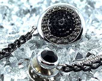 Broche de lapela artesanal em pedra: Broche prateado com corrente.