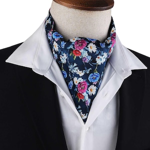 Elegante ascot-stropdas met marineblauwe bloemen - Stijlvol en populair ontwerp voor bruiloften, formele evenementen en verfijnde herenmode
