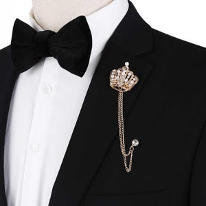 Luxus Krone Anstecknadel für Männer - Goldbrosche mit Ketten, Perlen- und Kristalldetails, elegantes Anzugzubehör für Hochzeit, Abschlussball, formelle Kleidung