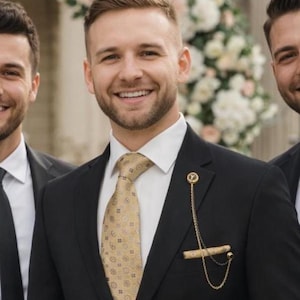 Pin de solapa dorado personalizado con inicial y doble cadena: regalo para padrinos de boda.