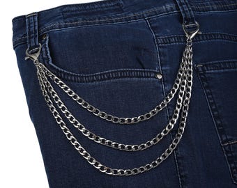 Può includere: Un paio di jeans blu denim con una catena argentata attaccata alla tasca posteriore.