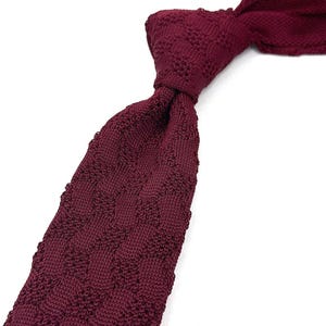 Handmade Burgundy Knit Tie – Textured Slim Men&#39;s Necktie for Formal Events, Weddings, and Sophisticated Casual Outfits, Men&#39;s Maroon Necktie