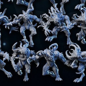 Puede incluir: Un conjunto de 24 figuras en miniatura grises, pre-soportadas, impresas en 3D de criaturas monstruosas con garras y cuernos afilados. Las figuras están en varias poses dinámicas, listas para juegos de mesa o exhibición.