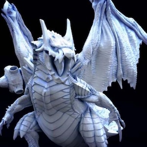 Op de afbeelding: Een gedetailleerd, lichtblauw drakenbeeldje met grote, getextureerde vleugels en scherpe klauwen. De draak heeft een gedetailleerd, gepantserd lichaam, hoorns en een felle uitdrukking. Het beeldje staat tegen een zwarte achtergrond.
