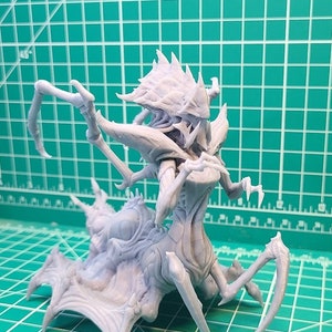 Hive Queen Prime, Rescaled for Wargaming (50mm and 60mm Sizes) | Miniatures Wargaming Models