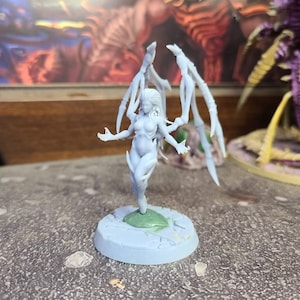 Queen of Blades, Rescaled for Wargaming | Tabletop Wargaming/Roleplaying Miniatures
