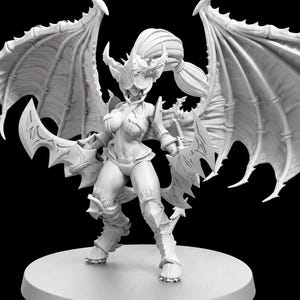 Könnte beinhalten: Eine unbemalte weiße Miniaturfigur aus Harz, die einen geflügelten Dämonenkrieger auf einem runden Sockel darstellt. Die Figur hat große fledermausartige Flügel, einen gehörnten Kopfschmuck und hält zwei geschwungene, gezackte Klingen in den Händen.