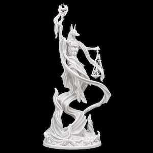 Può includere: Una statuetta monocromatica bianca di una divinità con testa di sciacallo su una base vorticosa. La figura tiene in alto un globo a forma di mezzaluna e nell'altra mano una bilancia sospesa, drappeggiata in un tessuto fluido fino alla base.