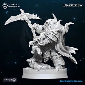 Puede incluir: Una miniatura detallada de un esqueleto en armadura, empuñando un arma grande y con filo, impresa en 3D. La figura está de pie sobre una base rocosa y lleva un casco con cuernos. La miniatura está pre-soportada y es compatible con juegos a escala 28 mm.