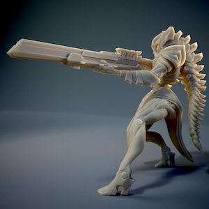 Puede incluir: Figura beige claro de un guerrero futurista en posición de combate, sosteniendo un rifle grande. La figura tiene una armadura detallada y una cola segmentada y fluida. La pose sugiere acción y preparación.