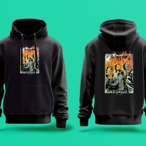 Könnte beinhalten: Schwarzer Kapuzenpullover mit Grafik auf Vorder- und Rückseite. Die Grafik auf der Vorderseite ist ein rechteckiges Bild einer Gruppe von Personen mit Flammen darüber. Die Grafik auf der Rückseite ist identisch. Der Hoodie hat eine Kapuze und eine Vordertasche.