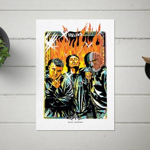 Può includere: Un'illustrazione digitale di tre uomini davanti a uno sfondo infuocato. Gli uomini indossano giacche nere e hanno un'espressione seria sui loro volti. Lo sfondo è di colore arancione e giallo fuoco con la parola "IRELAND" al centro.