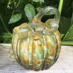 Aangepaste handgeblazen groen-oranje glazen pompoen, ontwerp met lange gekrulde steel, herfstdecoratie Halloween Thanksgiving