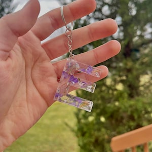 Llavero de flores de resina. Llavero de letras moradas. Disponible en cualquier letra. Hermoso y lindo regalo. Accesorios de resina