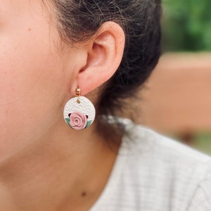 Rozenoorbellen van witte polymeerklei. Roze sieraden. Valentijnscadeau. Hangende rozenoorbellen van klei