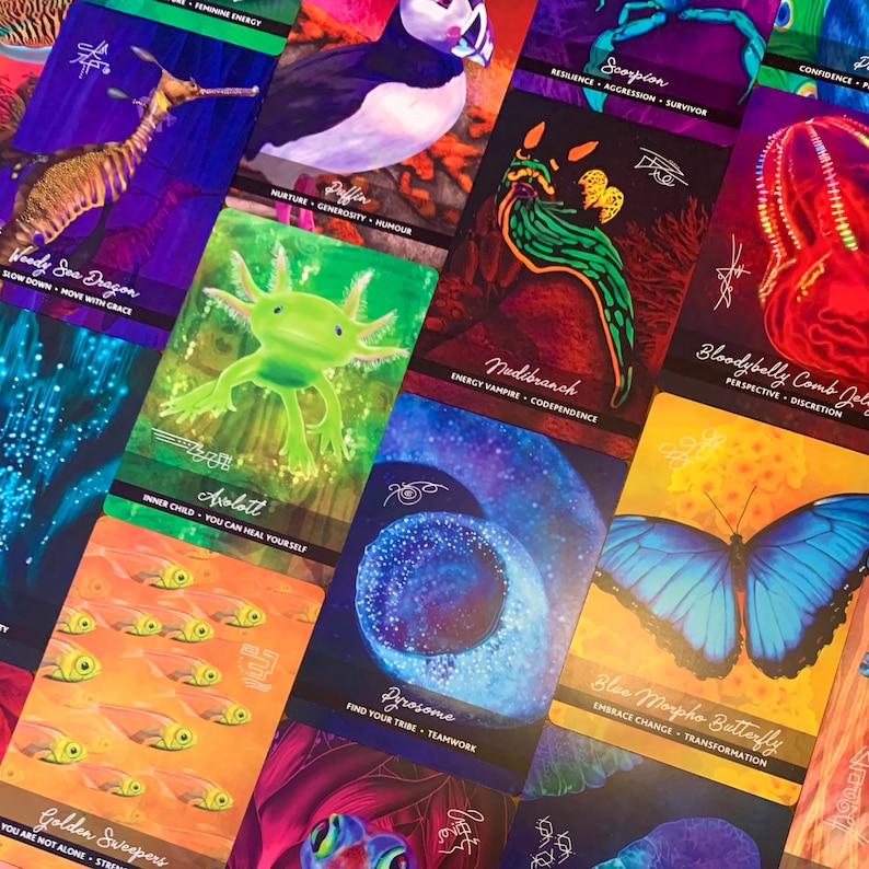 Peut inclure: Un jeu de cartes d'oracle color&eacute;es repr&eacute;sentant divers animaux et des images inspir&eacute;es de la nature. Chaque carte porte un nom et une courte description, comme "Dragon de mer en bois" et "Ralentissez, bougez avec gr&acirc;ce".