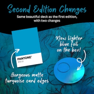 Peut inclure: Changements de la deuxi&egrave;me &eacute;dition&nbsp;: M&ecirc;me jeu magnifique que la premi&egrave;re &eacute;dition, avec deux changements. Nouveau papier d&rsquo;aluminium bleu plus clair sur la bo&icirc;te&nbsp;! Magnifiques bords de cartes turquoise mats. PANTONE&reg; 313 U