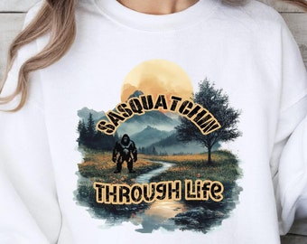 Diseño de camiseta "Sasquatchin' Through Life", Pie Grande PNG (Descarga digital)