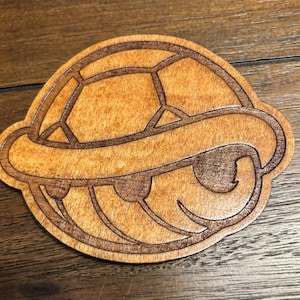 Carcasa de Koopa Troopa de madera de tilo teñida de los juegos de Super Mario con acabado semibrillante.
